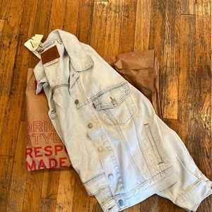 NWT Levi’s 90s denim trucker jacket